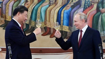中国国家主席习近平（左）于3月21日访问俄罗斯期间，在克里姆林宫与俄罗斯总统普京会面。（路透社档案照）