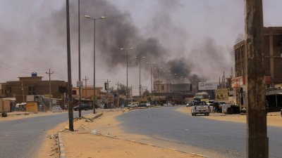 苏丹首都喀土穆周六发生爆炸，苏丹军方与武装组织在当地爆发激烈冲突，造成多人伤亡。（图取自路透社）