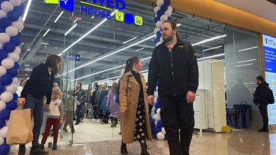 在俄罗斯莫斯科一家购物中心，类似宜家（IKEA）的白罗斯家具公司Swed House于当地时间周六（15日）开业。（图取自路透社）