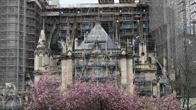 2023年4月15日是巴黎圣母院大火4周年，这座大教堂的修复工程仍在紧张进行。整个维修工程将于2024年完成，圣母院定于当年年底重新开放。（图取自中新社）
