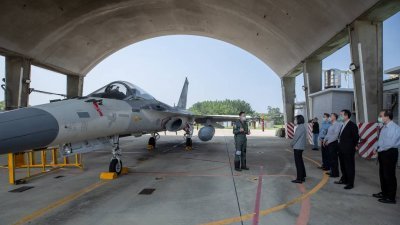 台湾总统蔡英文周五在台中，参观台湾空军第3战术战斗机联队。（图取自台湾总统府/路透社）