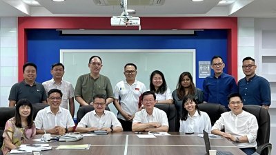 刘镇东（前排左3起）于周日前来槟城，与曹观友等火箭要员们展开州选备战会议讨论。