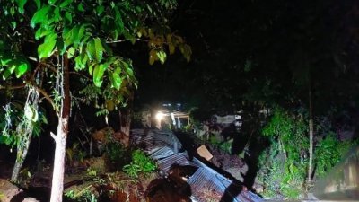 兰瑙甘榜包士沿河一间木屋深夜被急湍洪水冲走。