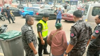 警方联合移民局、福利局官员在哥打丁宜区展开联合取缔非法乞讨行动。