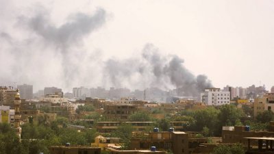 建筑物上空因苏丹持续的冲突，而冒出浓烟。（图取自路透社）