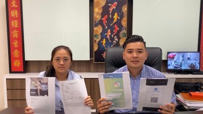 蔡珮昱（左起）、林耀进向媒体透露，20岁华裔青年坠桃色陷阱遭勒索过程。（林耀进提供）