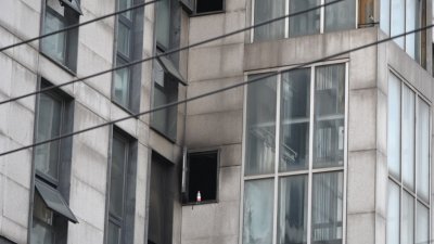 北京长峰医院发生夺命火灾后的一天，可见到一扇被打破的窗户。（图取自法新社）