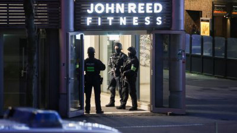 德国杜伊斯堡市周二发生袭击事件的健身中心，事发后可见有大批武装警员驻守。（图取自路透社）