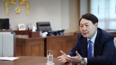 韩国尹锡悦周二在位于首尔的总统办公室接受路透社专访。（图取自路透社）