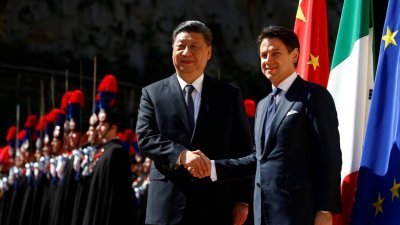 2019年3月，时任意大利总理的孔特欢迎到访的中国国家主席习近平，两国也在当时签署了“一带一路”倡议谅解备忘录。（图取自路透社档案照）
