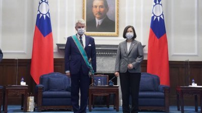 法国参议院副议长里夏尔（左）将于本月24日至28日访台，会见台湾总统蔡英文。此行为里夏尔于2021年10月7日后，第4度率团访台。（图取自路透社）