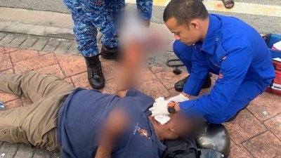 医护人员为车祸受伤的警员进行初步治疗。