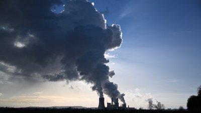 1月17日，德国西部城市尼德劳森一家燃煤电厂的烟囱，喷出了巨大的蒸汽云。由于人类活动引起的气候变化，地球能量失衡持续加剧。（图取自法新社）