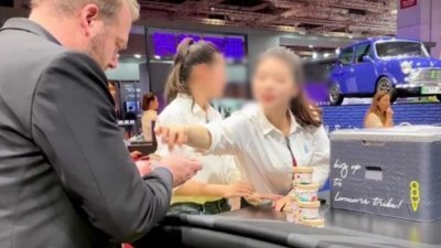 上海车展发生冰淇淋派送风波，涉事女员工在事件之后已离开工作岗位。