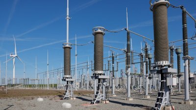 在荷兰鹿特丹de Maasvlakte的TenneT陆地站，荷兰人正在建设主要的新能源基础设施，包括北海的风电场以及液化天然气和变电站。（图取自路透社档案照）