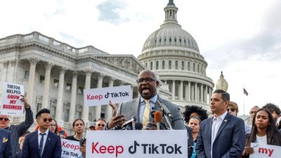 TikTok创作者3月22日在美国国会大厦众议院外反对TikTok禁令。（路透社档案照）