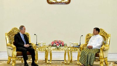 缅甸军事情报组周一发布军政府领导人敏昂莱（右）与联合国前秘书长潘基文，在内比都会面的照片。（图取自缅甸军事情报组/法新社）