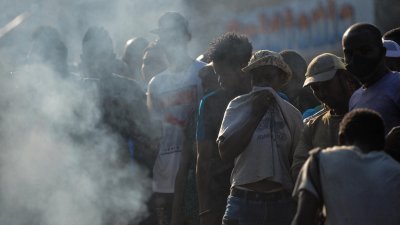海地首都太子港的居民私刑处决黑帮成员，并公开焚烧尸体，现场有不少民众围观。（图取自法新社）