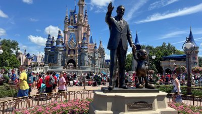 美国佛罗里达州奥兰多迪斯尼世界神奇王国内，创办人华特迪士尼手牵米奇老鼠的雕像。（路透社档案照）