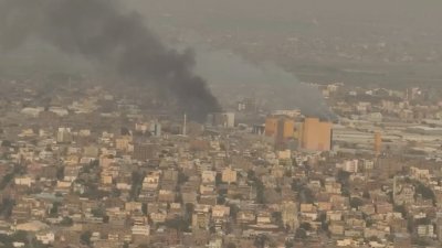 苏丹武装部队和苏丹快速支援部队已同意周二开始停火72小时。无人机视图显示，烟雾周日在苏丹北喀土穆部轻工业区上空升起。（图取自路透社）