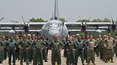 美国空军（USAF）和印度空军（IAF）人员，本月20日在印度西孟加拉邦巴纳格尔空军基地，参加“印度合作-2023”（Cope India）印美空军联合演习期间合影留念。（图取自法新社）