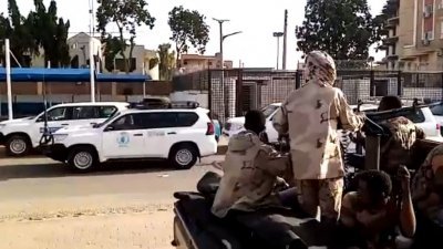 从法新社视频中截取的一段视频显示，随著人们逃离饱受战火蹂躏的苏丹首都，一列车队在周日离开喀土穆前往苏丹港。（图取自法新社）