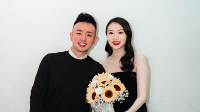 蔡建文（左起）与来自甲州的陈紫晴本月26日注册结婚，获亲友及网民的祝福。