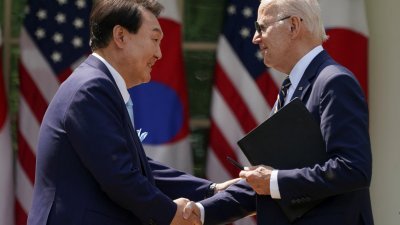 拜登（右）与尹锡悦周三举行会谈，并正式发表《华盛顿宣言》，阐明加强美国对朝鲜延伸威慑的方案。（图取自路透社）