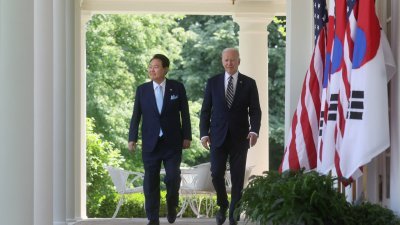 美国总统拜登（右）当地时间周三与韩国总统尹锡悦一起出席联合记者会。（图取自路透社）
