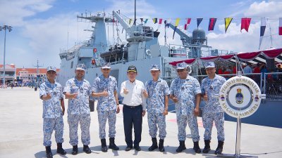 曹观友（左4）在槟城瑞典咸码头，获得海军代表的热情接待。