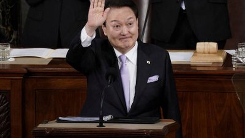 韩国总统尹锡悦周五在美国国会对参众两院议员发表演说时挥手致意。（图取自路透社）
