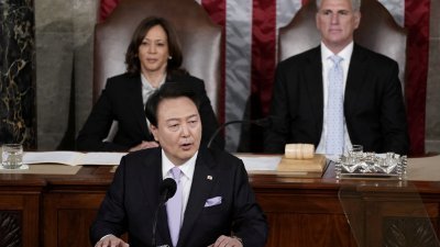 对美国进行国事访问的韩国总统尹锡悦（前），当地时间周四在美国国会发表演说。（图取自路透社）