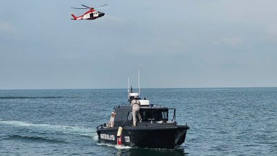 海事执法机构出动巡逻艇、直升机及雷达侦测，展开“海上围篱行动”，守护我国海域。