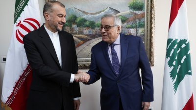 伊朗外交部长阿卜杜拉希扬（左）当地时间周四，在黎巴嫩首都贝鲁特会见黎巴嫩外交部长哈比卜。（图取自路透社）