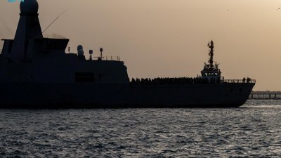 沙地阿拉伯吉达海港当地时间周四，停靠著一艘用于撤侨行动的沙地海军舰艇。（图取自沙地通讯社/路透社）