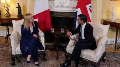 意大利总理梅洛尼 （左） 当地时间周四，在英国伦敦唐宁街10号官邸（英国首相官邸），与英国首相苏纳克举行双边会谈。（图取自路透社）