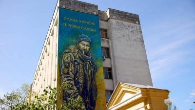 乌克兰国会外墙的壁画以马齐耶夫斯基的形象为主视觉，纪念在战争中阵亡的士兵。（图取自面子书）