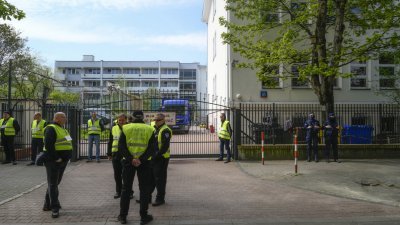 波兰当局强行查封俄罗斯驻华沙大使馆的一栋学校大楼。（图取自法新社）