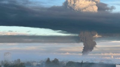 克里米亚一座燃料储存设施周六发生猛烈大火，浓烟直窜天际如核爆蕈状云。（图取自路透社）