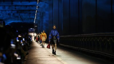 时尚名牌路易威登（Louis Vuitton）2023早秋系列时装秀舞台，上周六晚（29日）在韩国首尔汉江地标潜水桥上登场。（图取自路易威登/中央社）