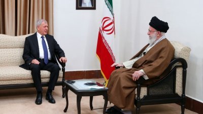 伊朗最高领袖哈梅内伊（右），当地时间周六在伊朗首都德黑兰，会见来访的伊拉克总统拉希德。（图取自伊朗最高领袖办公室/法新社）