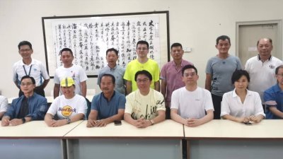 太平华联独中董事会成员宣布调整教职员薪水，坐者左5为林克坚。