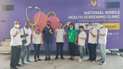 国家癌症协会走入社区，鼓励更多人提早进行癌症检测，左4起为刘志俍、峇努、陈美慧、陈劲源等。