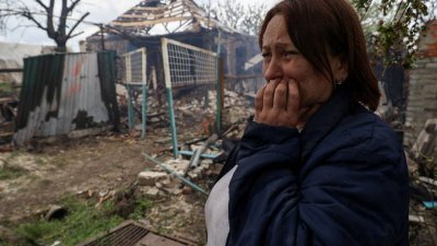 一名乌克兰女性的房子，于当地时间周六遭俄罗斯无人机袭击后被摧毁。（图取自路透社）