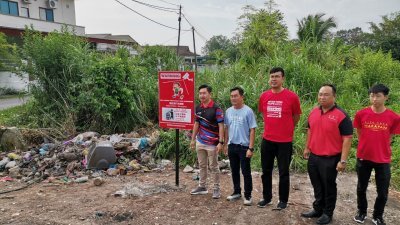 王星元（左）和团队们巡视装置电眼的非法垃圾堆，左2起为新村发展官蔡崇豪、村长叶天才及卢志明。