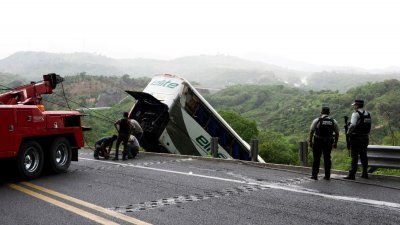 一辆巴士当地时间周四凌晨，在墨西哥纳亚里特州特皮克，从高速公路坠入峡谷，当局正在展开搜救工作。（图取自路透社）