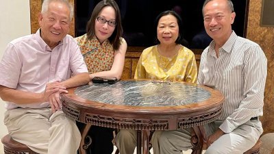 杨荣文（右起）周三在面子书贴出一张照片，是他与妻子梁利平，以及黄国松（左起）和未婚妻刘以真四人的合影。