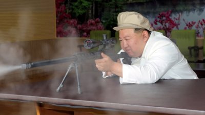 朝鲜最高领导人金正恩本月3日至5日接连视察主要军需工厂期间，试用一把狙击枪进行射击。（图取自朝中社/路透社）