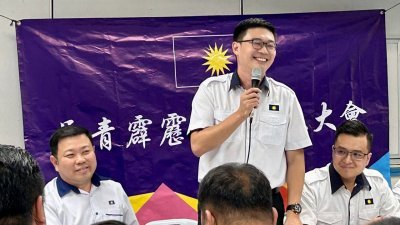 胡伟豪（站者）促请霹马青团冰释前嫌，为党服务，作霹雳州唯一州议员钟燊庆（坐左者）的后盾。