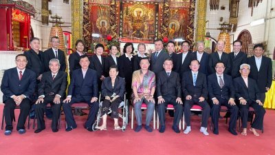 郑修强（前排左5）与新山三善宫第19届理事一同大合照。
